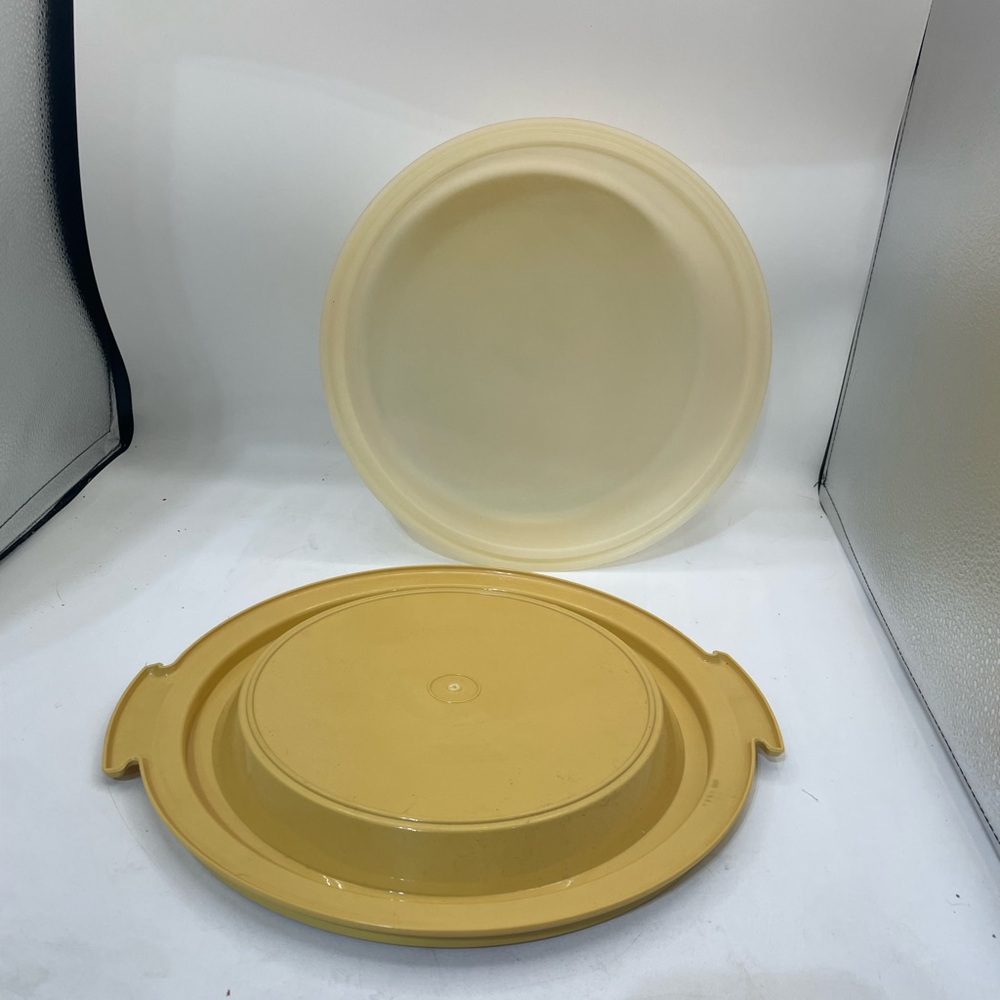 Tupperware Cream and Tan  cake saver